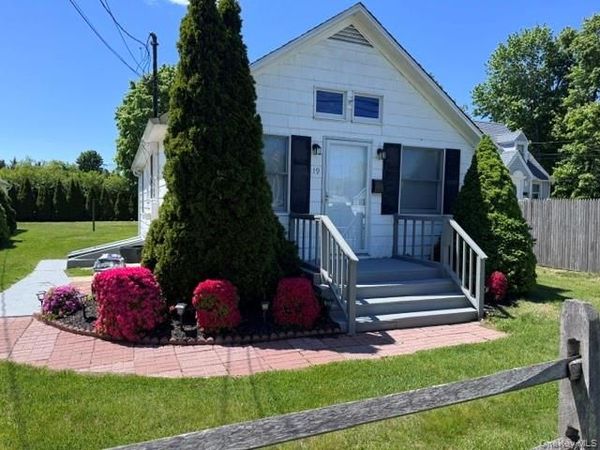 19 Carlson Lane, East Northport, NY 11731