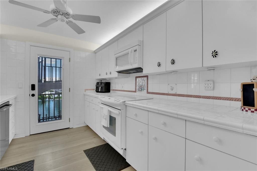 222 Harbour Dr, Unit 403, Naples, FL 34103 Photo