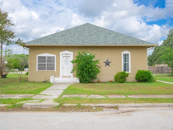 301 Jefferson Dr, Devine, TX 78016