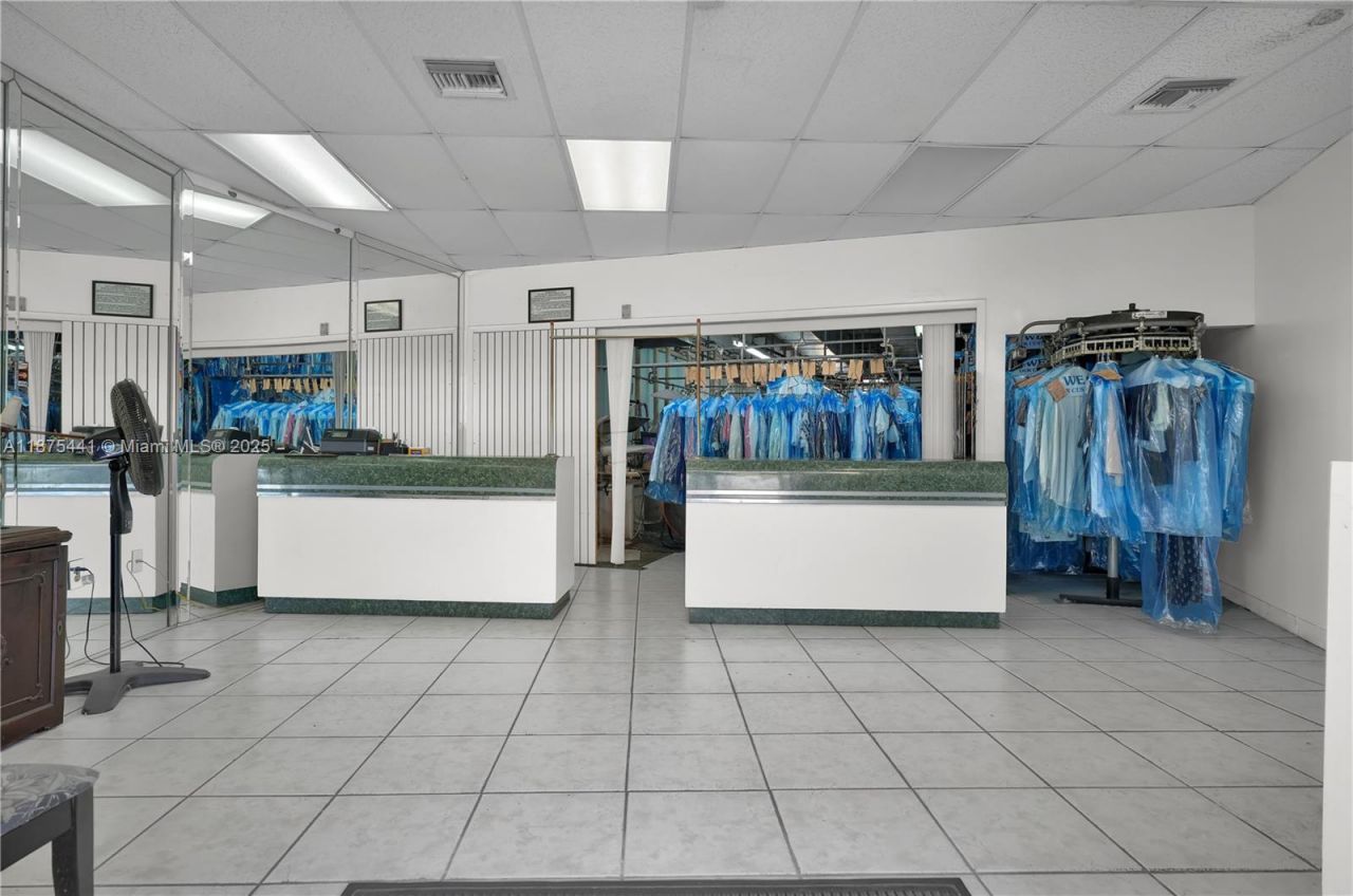 8279 S Dixie Hwy, Miami, FL 33143 Photo