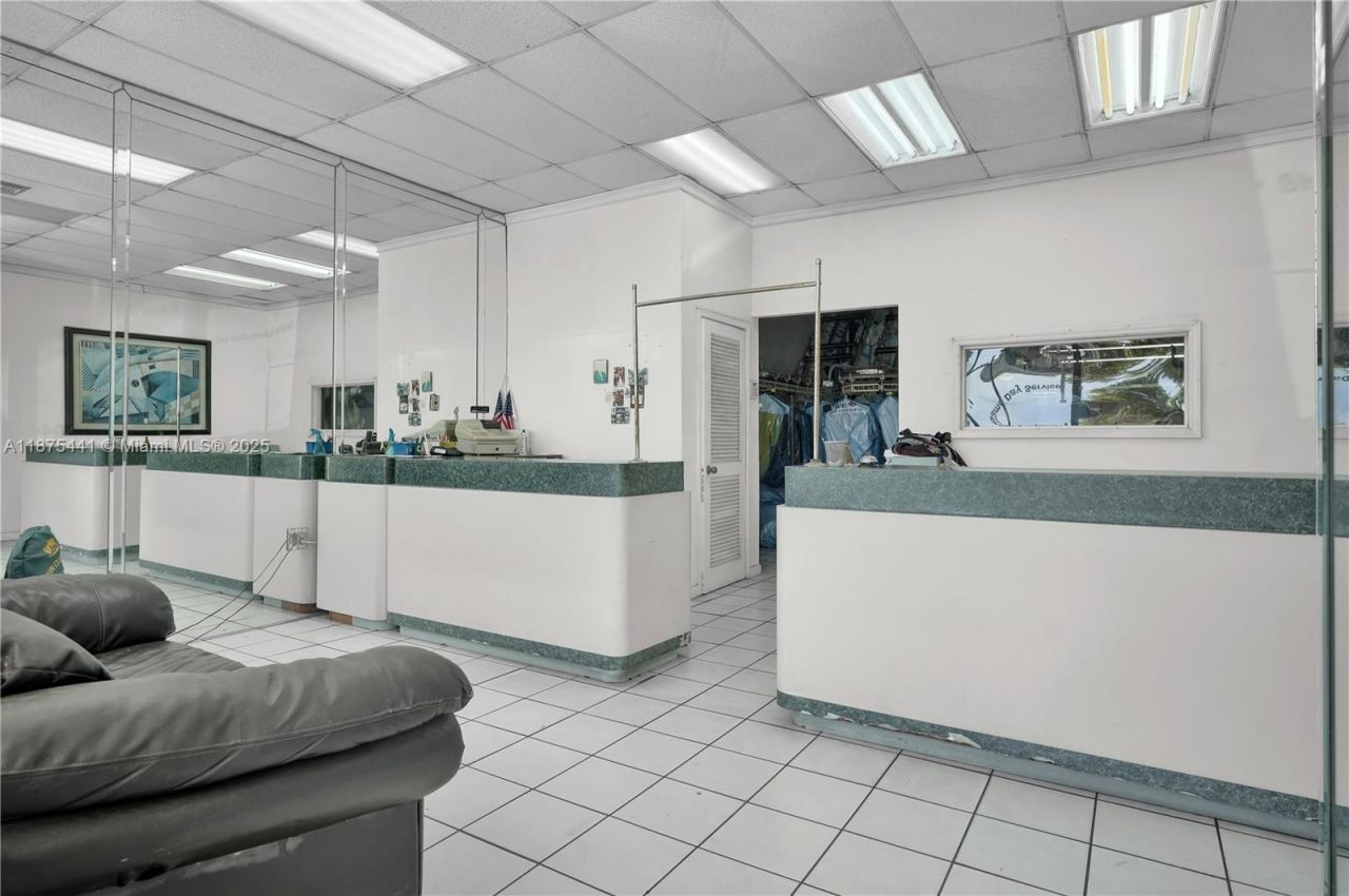 8279 S Dixie Hwy, Miami, FL 33143 Photo