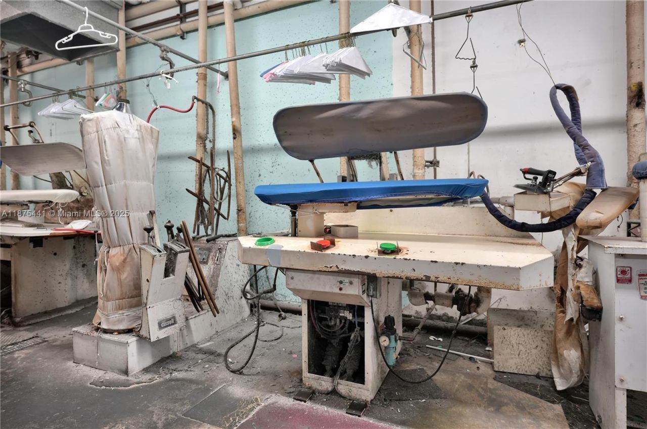 8279 S Dixie Hwy, Miami, FL 33143 Photo