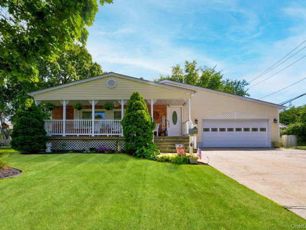 4 E Hill Drive, Smithtown, NY 11787