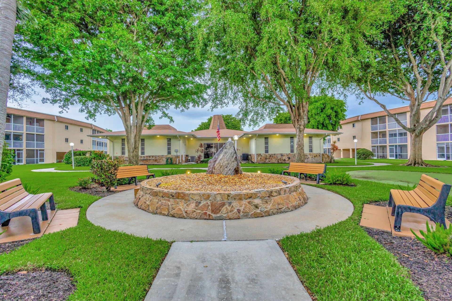 400 Village Green Circle W, Unit 212, Palm Springs, FL 33461 Photo