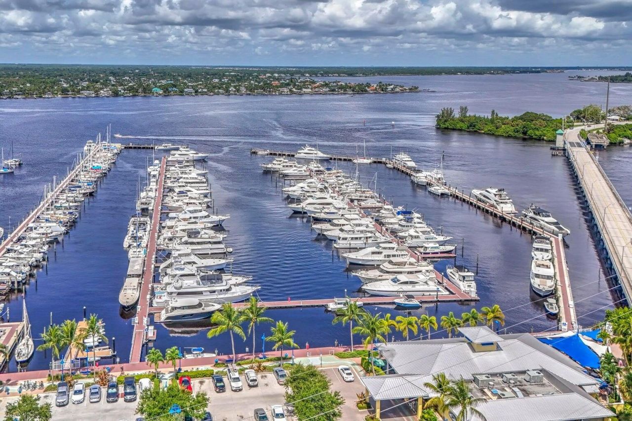 412 SW Akron Avenue, Stuart, FL 34994 Photo