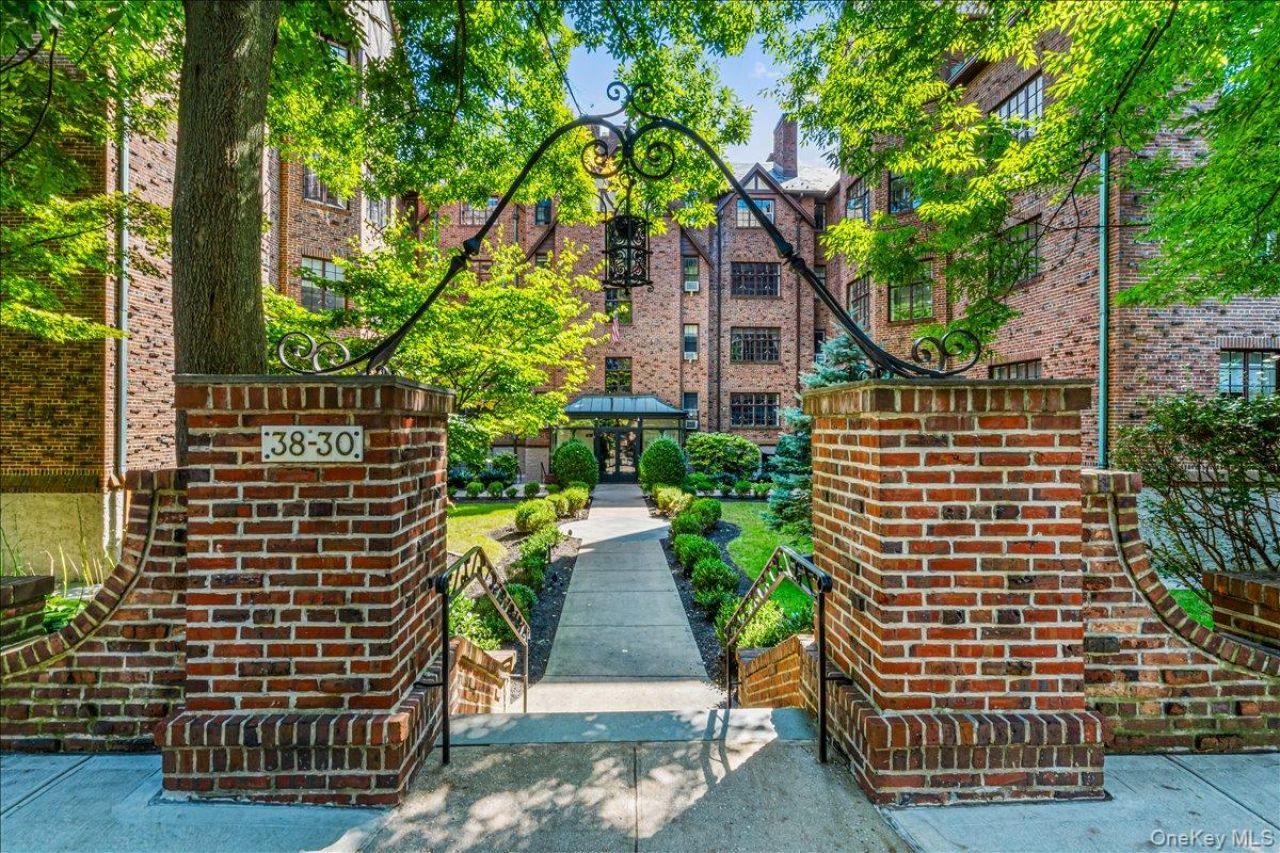 38-30 Douglaston Parkway, Unit G2, Douglaston, NY 11363 Main Photo
