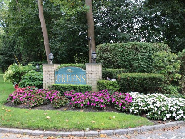 15 Fairway Circle S, Unit 15, Manhasset, NY 11030