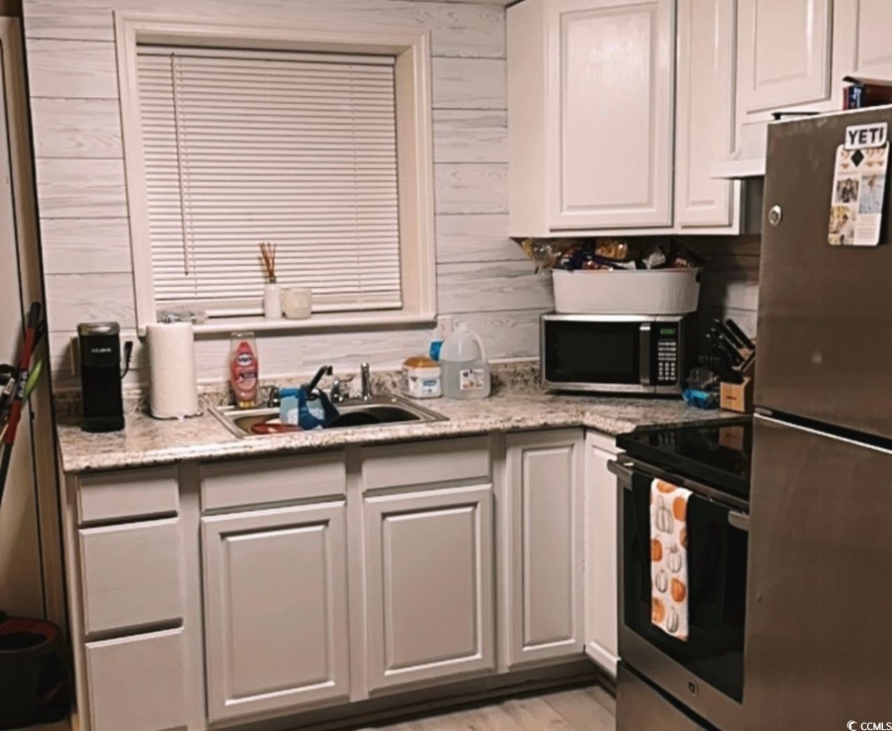 2250 Iris St. Photo 5