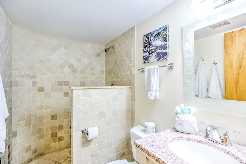 1133 W Ocean Drive, Unit 13, Key Colony, FL 33051 Photo