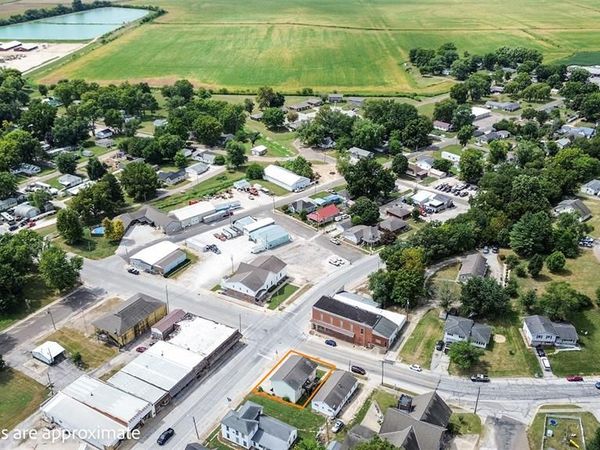 102 E Quincy Street, Pleasant Hill, IL 62366