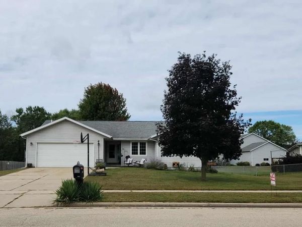409 Savannah Trail, Pardeeville, WI 53954
