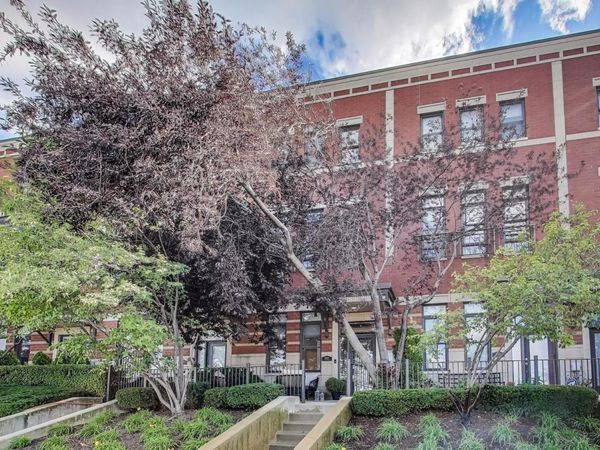 1009 N Riverwalk Street, Chicago, IL 60610