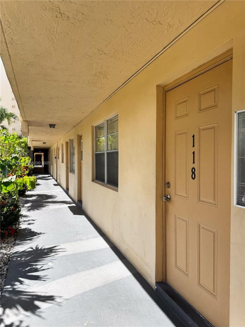 2145 Pierce St, Unit 118, Hollywood, FL 33020 Photo