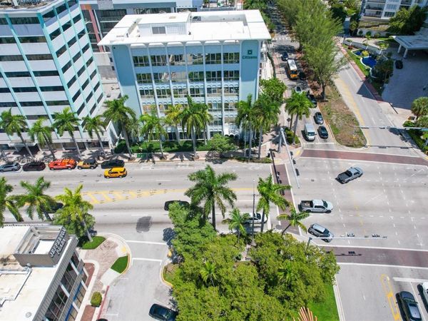 4100 Pine Tree Dr, Miami Beach, FL 33140