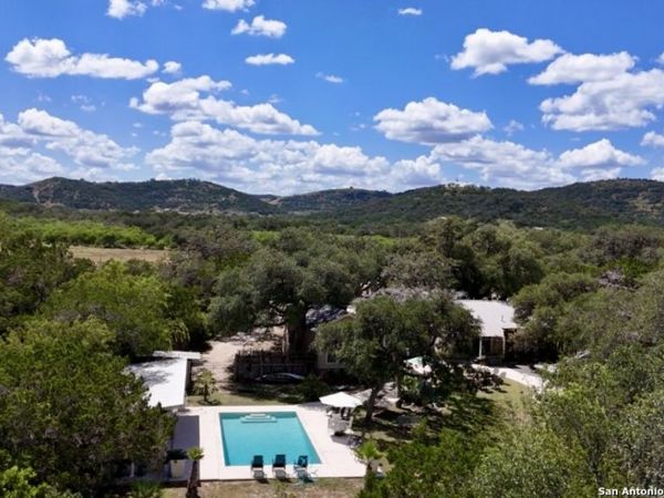 512 County Rd 348, ConCan, TX 78838