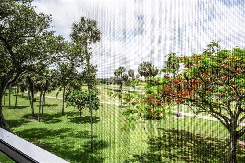 3960 Oaks Clubhouse Drive, Unit 312, Pompano Beach, FL 33069 Photo