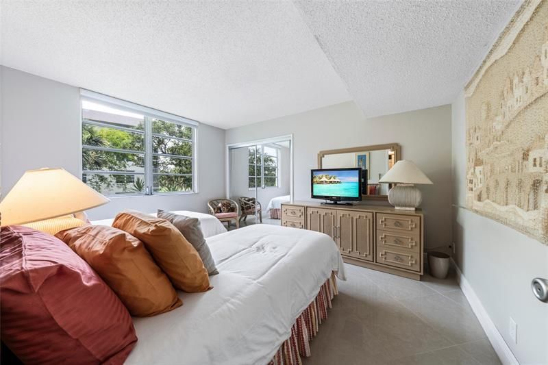 3960 Oaks Clubhouse Drive, Unit 312, Pompano Beach, FL 33069 Photo