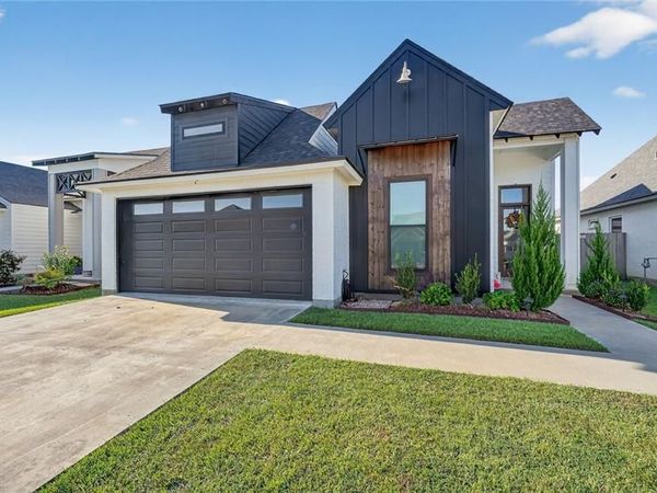 120 LAKES EDGE Drive, Broussard, LA 70518