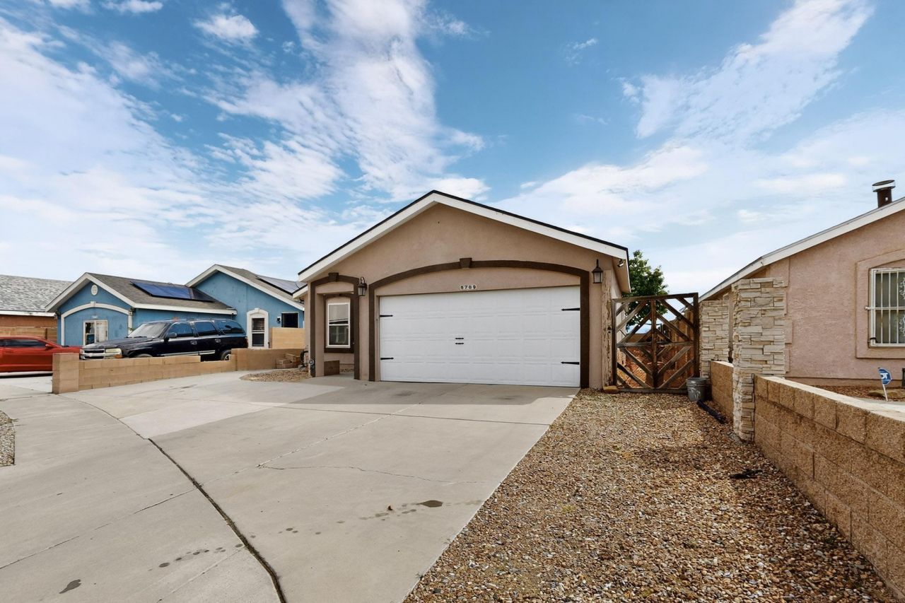 8709 Odin Road Sw, Albuquerque, NM 87121 Main Photo