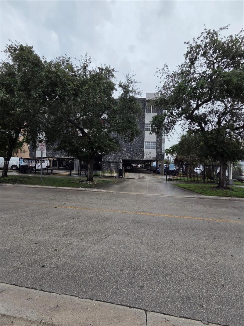 1035 W 77th St, Unit 305, Hialeah, FL 33014 Photo