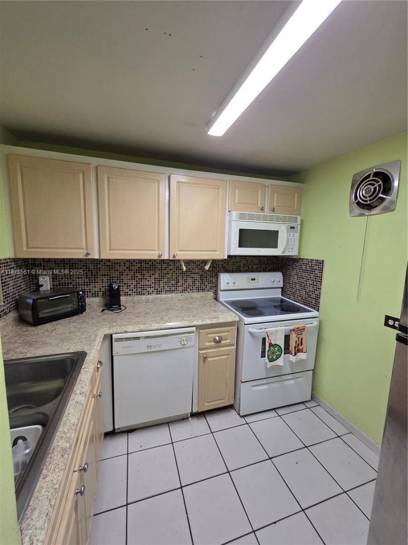 1035 W 77th St, Unit 305, Hialeah, FL 33014 Photo