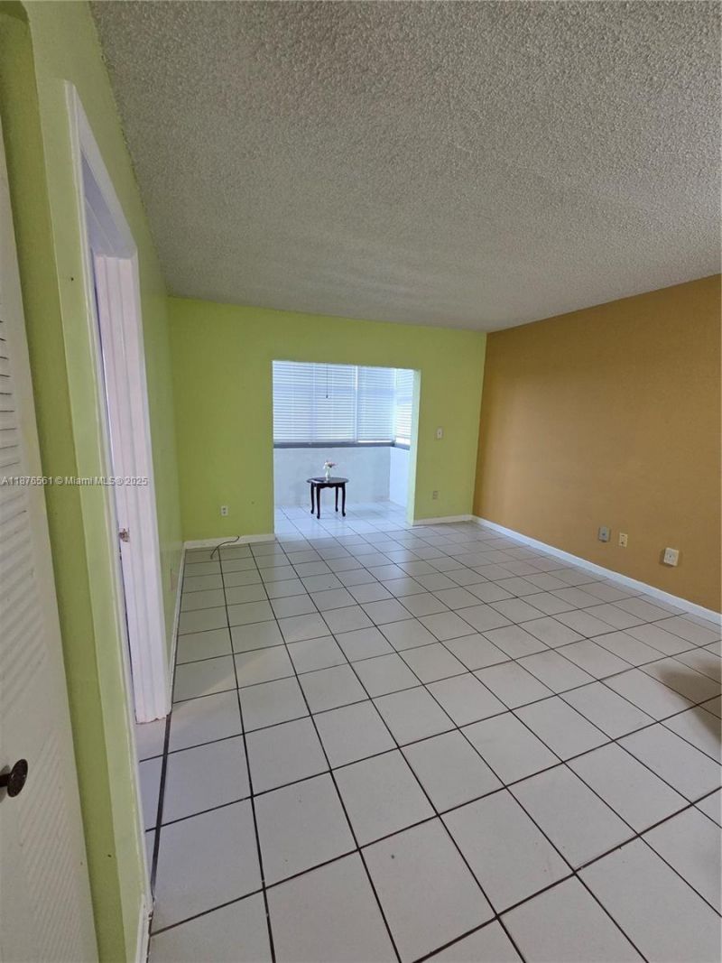 1035 W 77th St, Unit 305, Hialeah, FL 33014 Photo