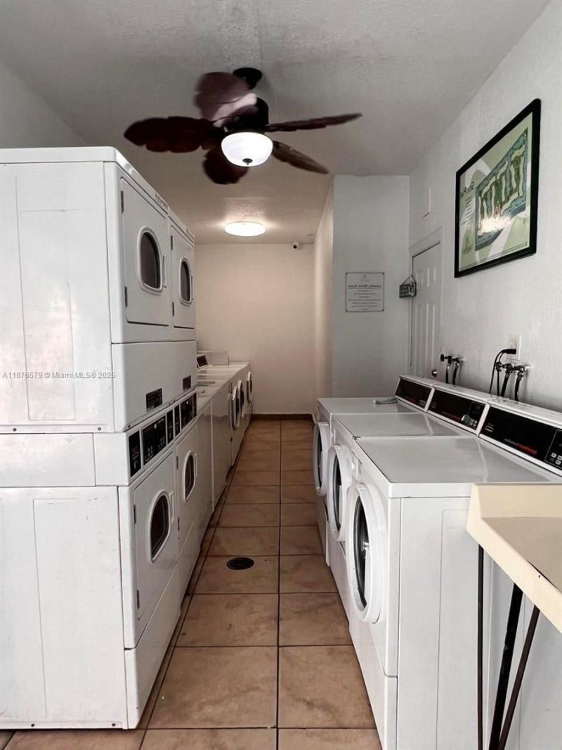 411 Executive Center Dr, Unit 209, West Palm Beach, FL 33401 Photo