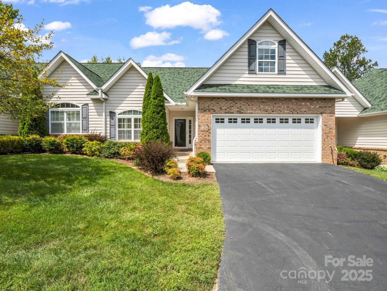89 Victoria Park Drive, Hendersonville, NC 28792 Main Photo