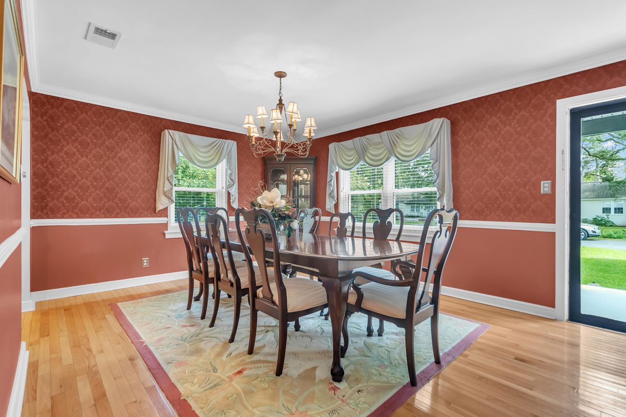 2078 Saint James Drive Photo 6