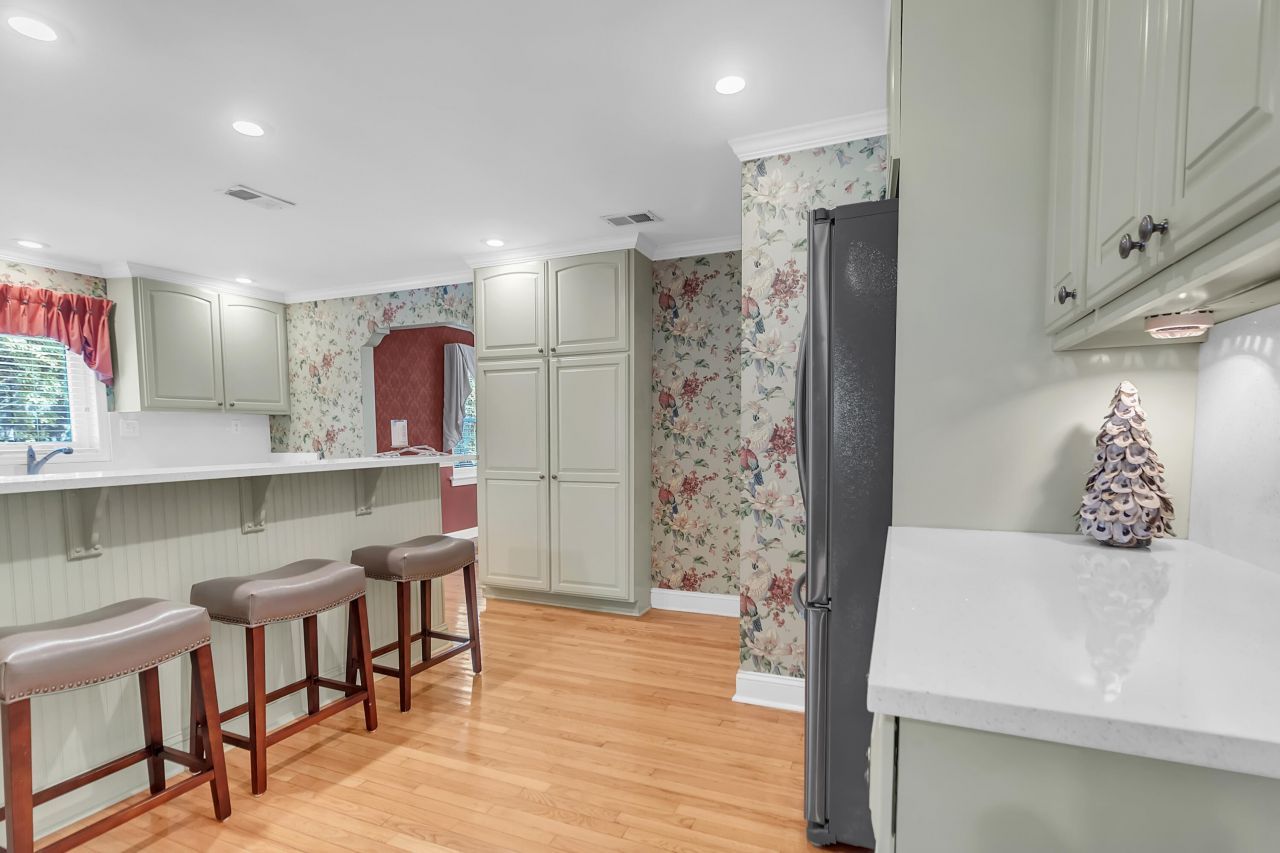 2078 Saint James Drive Photo 9