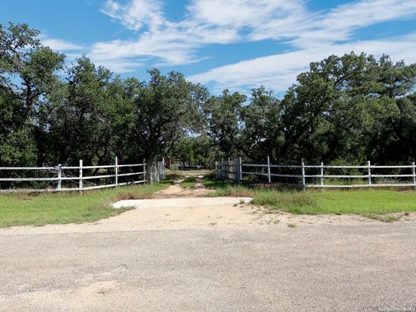 466 County Road 2471, Hondo, TX 78861