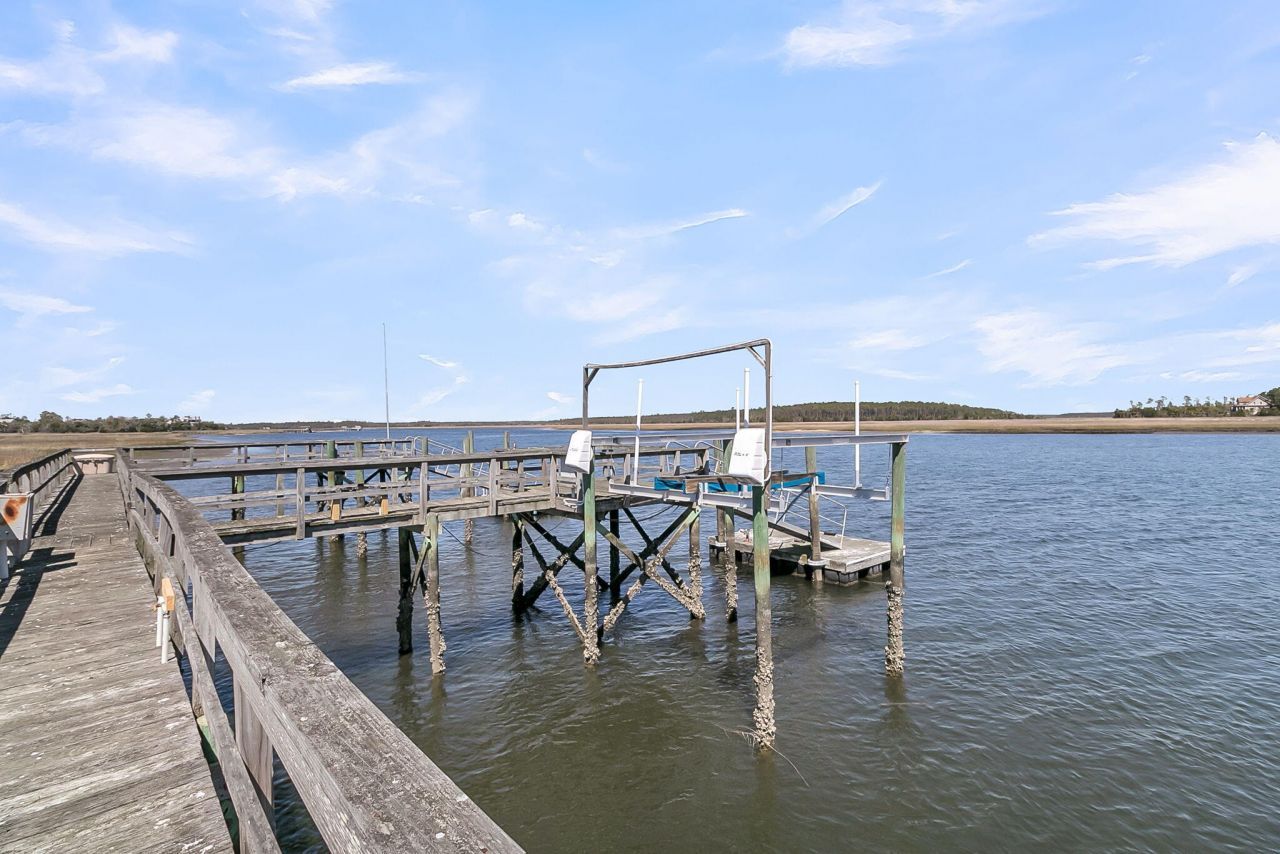 2296 Beckenham Drive Photo 6