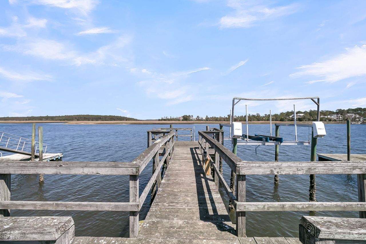 2296 Beckenham Drive Photo 7