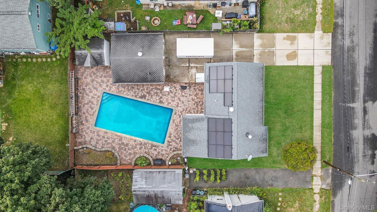 14 Garden Court, Bay Shore, NY 11706 Main Photo