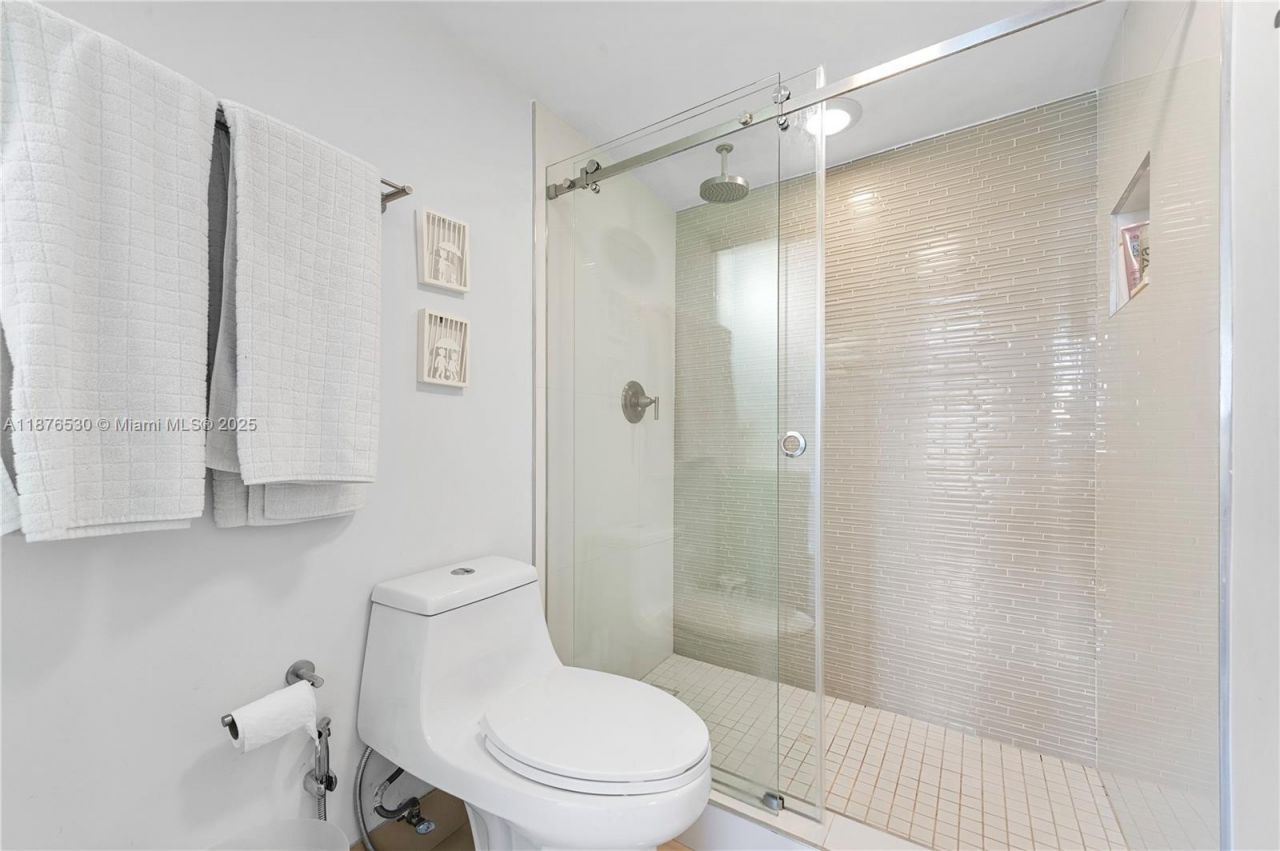 100 Bayview Dr, Unit 507, Sunny Isles Beach, FL 33160 Photo