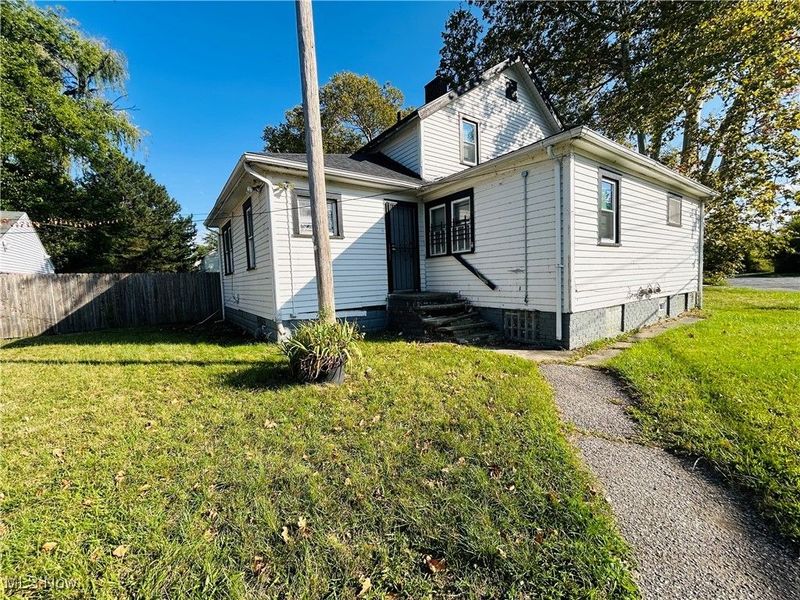 13401 Rugby Road, Cleveland, OH 44110 Photo 2