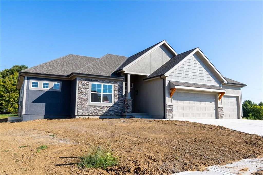 10437 N Highland Place, Kansas City, MO 64155 Main Photo