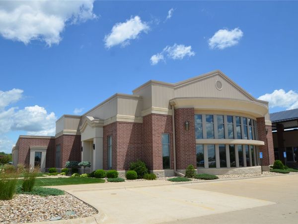 1065 & 1067 N Center Point Road, Hiawatha, IA 52233