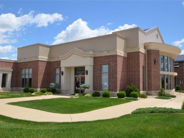 1065 & 1067 N Center Point Road, Hiawatha, IA 52233