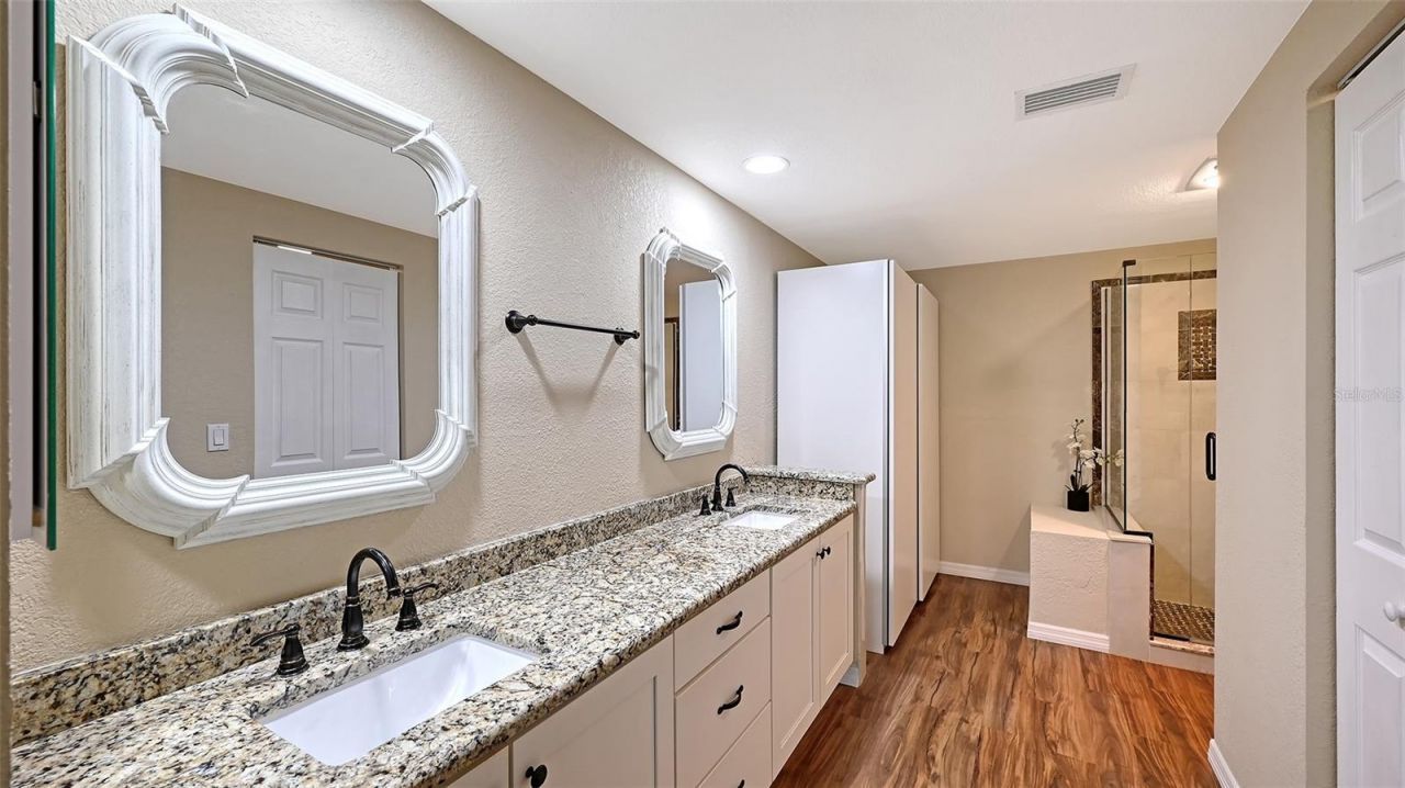 7340 Golf Pointe Circle, Sarasota, FL 34243 Photo