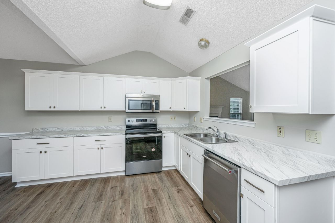 486 Cessna Avenue Photo 17