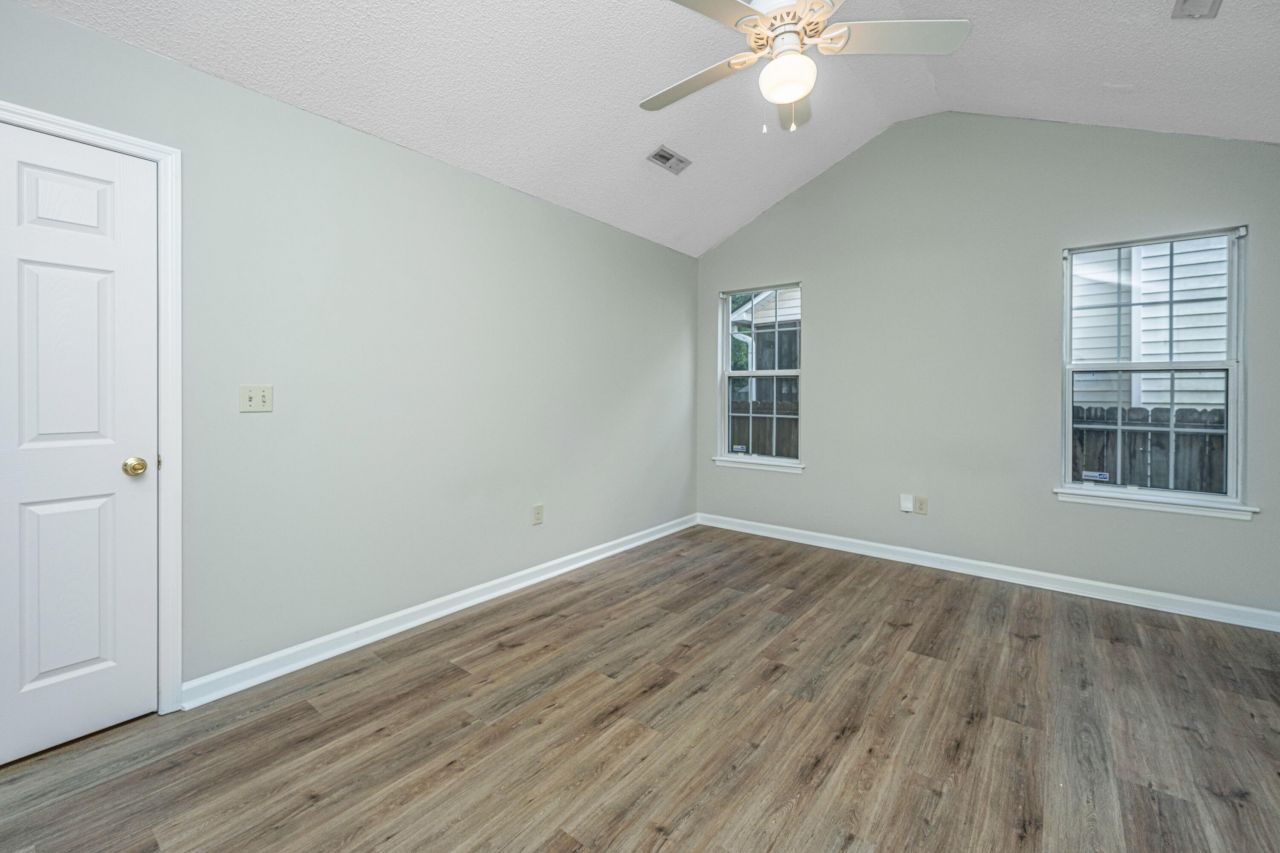 486 Cessna Avenue Photo 19