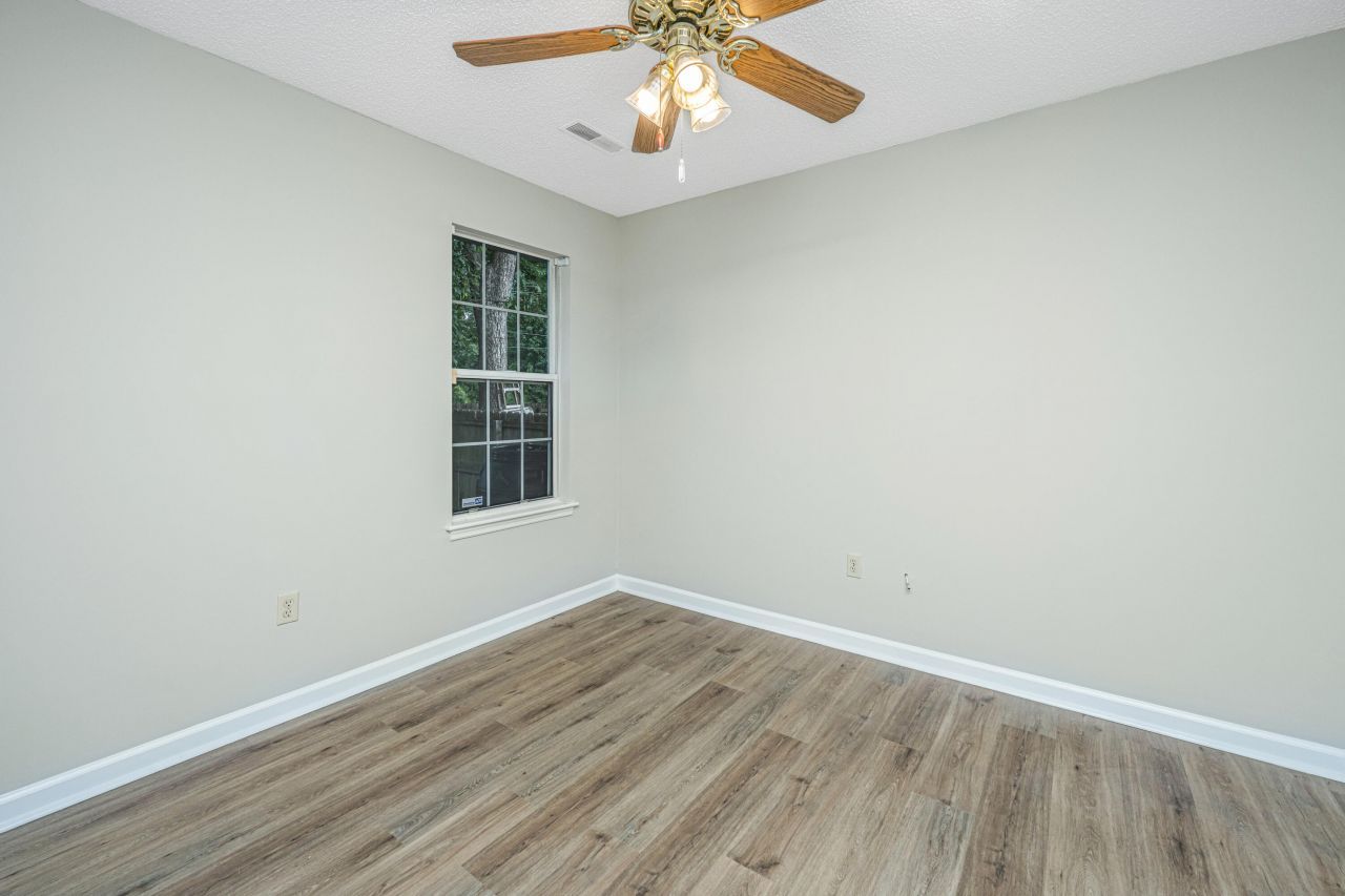 486 Cessna Avenue Photo 27