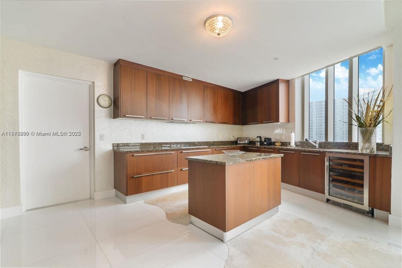 15811 Collins Ave, Unit 704, Sunny Isles Beach, FL 33160 Photo