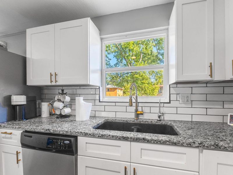 5044 Albany Drive , Columbus, OH 43232 Photo 15