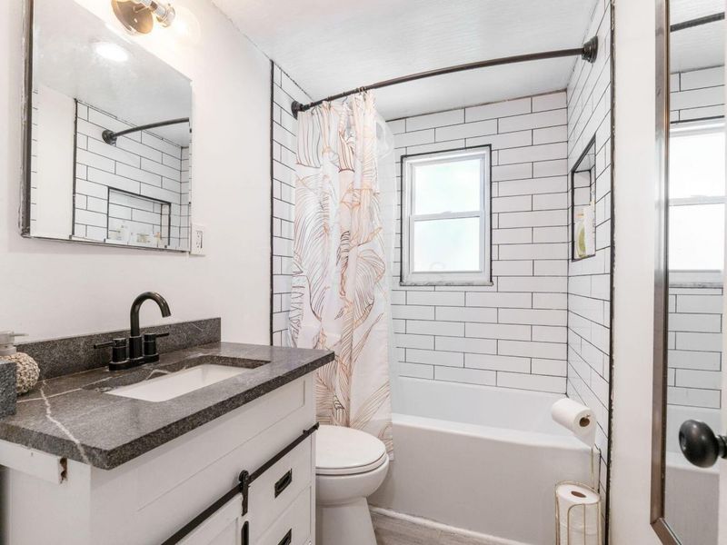 5044 Albany Drive , Columbus, OH 43232 Photo 18