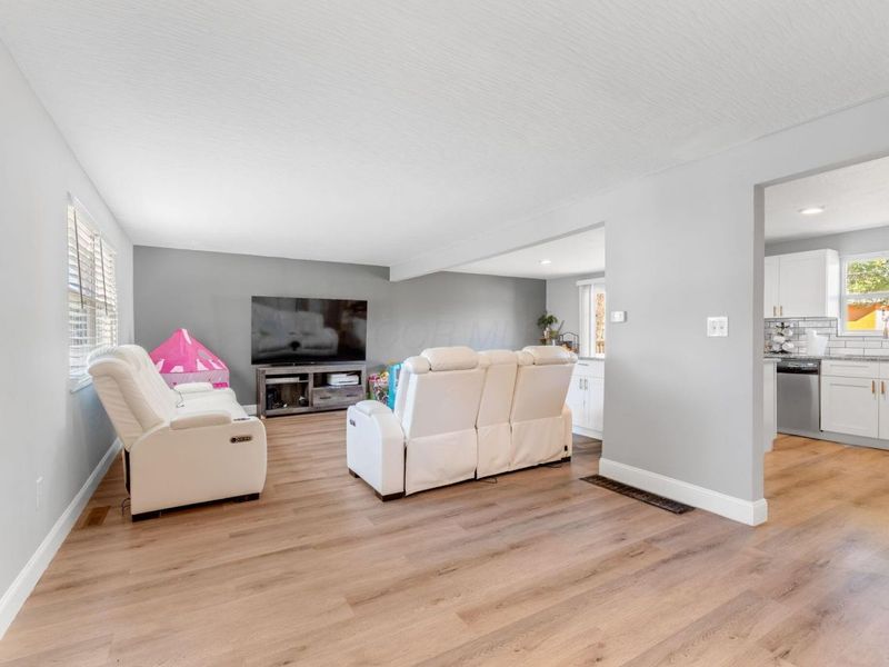 5044 Albany Drive , Columbus, OH 43232 Photo 7