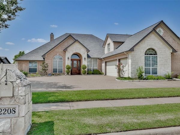 2208 Waters Edge Drive, Granbury, TX 76048