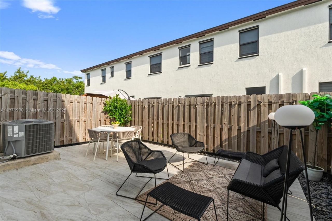 403 NE 212th St, Miami, FL 33179 Photo