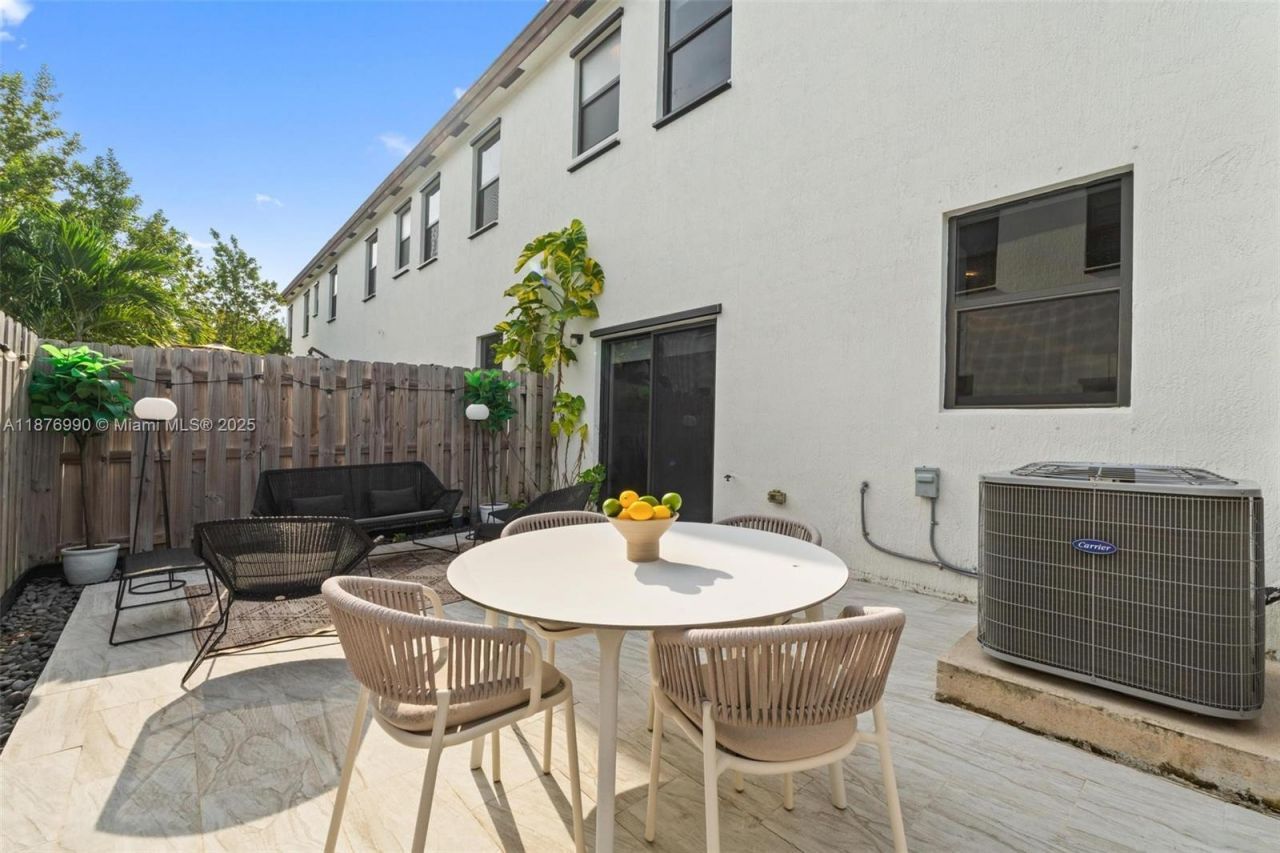 403 NE 212th St, Miami, FL 33179 Photo